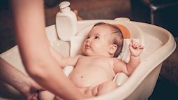 Phụ huynh cần chú ý gì khi tắm cho trẻ sơ sinh?