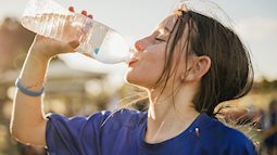 Cô gái 20 tuổi bị ung thư dạ dày vì một sai lầm khi uống nước nhiều người mắc phải