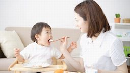 Chuyên gia dinh dưỡng giải đáp một số thắc mắc của mẹ khi nuôi con nhỏ