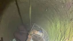 Nghẹt thở giải cứu cô gái rơi xuống giếng sâu 18m ở Đắk Lắk