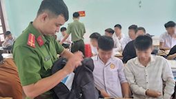  Công an Thanh Hoá đồng loạt kiểm tra tư trang của học sinh sau loạt vụ bạo lực học đường