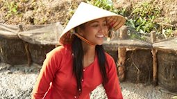 Hoa hậu Hoàn vũ Việt Nam lội bùn bắt cá, lấm lem bùn đất