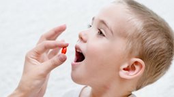 Nhiều mẹ tự ý mua vitamin A liều cao bổ sung cho con, bác sĩ nói gì?