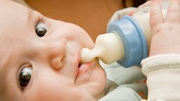 7 sai lầm khi pha sữa bột làm mất chất dinh dưỡng, gây hại cho trẻ