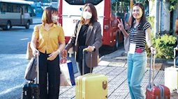 Thi tốt nghiệp THPT 2023: Giảng viên 'tay xách, nách mang' lên đường làm nhiệm vụ