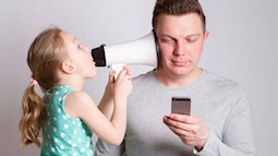 Điện thoại đang khiến các ông bố, bà mẹ thành những phụ huynh xấu?