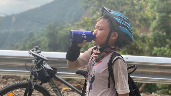 Cậu bé 10 tuổi và hành trình 30 ngày đạp xe qua 4 thủ đô