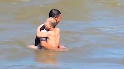 Ông bố ôm con trai ra biển Sầm Sơn tắm, câu chuyện đằng sau khiến người ta 'cay mắt'