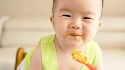 5 loại thực phẩm không nên cho con ăn trước 3 tuổi