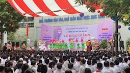 Cha mẹ hào hứng khoe ảnh cùng con trong lễ khai giảng