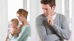 6 câu người chồng không nên nói, dễ làm tổn thương vợ ở nhà chăm sóc con nhỏ