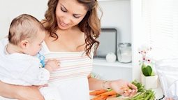 Người mẹ có cần bổ sung thêm canxi và sắt trong quá trình nuôi con bằng sữa mẹ không?
