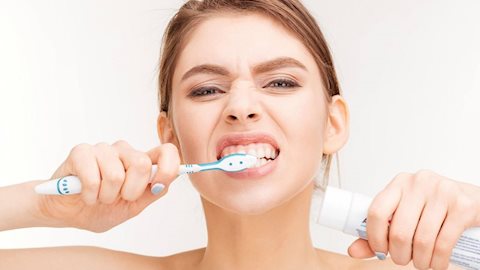 Làm việc này mỗi khi đánh răng, đảm bảo bớt hôi miệng và ngừa bệnh nha chu