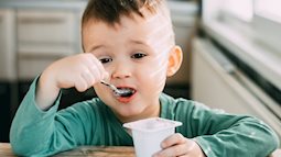 Sữa chua cung cấp nhiều dưỡng chất cho trẻ nhỏ nhưng cha mẹ nên chú ý 6 điều này để đảm bảo sức khỏe của con