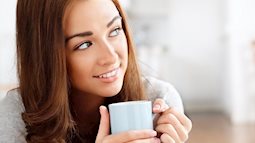 Phụ nữ sau tuổi 25 càng nên tránh uống cà phê với thứ này vì hại sức khỏe lại già nhanh