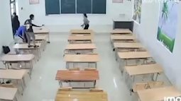 Thêm 1 clip xô xát giữa giáo viên - học sinh ở Tuyên Quang: Cô bất lực cầm dép đuổi