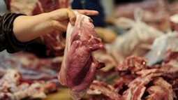 Rùng mình hình ảnh thịt lợn, thịt bò "bẩn" giá vài chục nghìn, bày tràn lan ngoài vỉa hè: Coi chừng nhiễm khuẩn, ung thư vì ham rẻ
