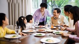 4 chi tiết của trẻ trên bàn ăn là dấu hiệu bạn nuôi dạy con quá thành công: Trẻ lớn lên đi đâu cũng được chào đón