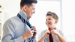 Bức ảnh đứa trẻ ngủ gật ở ga tàu khiến ai nấy xuýt xoa: Bố nuôi dạy kiểu gì mà con ngoan ngoãn đến vậy?