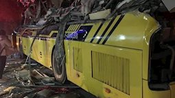 Tuyên Quang: Ô tô khách biến dạng sau va chạm với xe container, 5 người tử vong