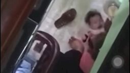 NÓNG: Phụ huynh bàng hoàng trước clip được lan truyền trên MXH, một trẻ mầm non bị đè dưới sàn nhà, đánh liên tục vào đầu để ép ăn