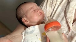 Biểu cảm "chê" sữa của em bé khiến hội mẹ bỉm phì cười, đang bực vì con lười ăn cũng phải mềm lòng