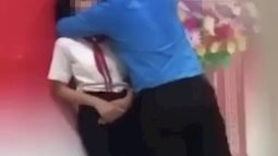 Nhiều đoạn clip lan truyền trên mạng cho thấy hình ảnh một người đàn ông "túm cổ áo, vuốt tóc" một nữ sinh, sự việc xảy ra tại Trường THCS Nguyễn Thiện Thuật ở Đà Nẵng.