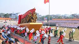 Vạn người hát vang 'Việt Nam Hồ Chí Minh' chờ xem diễu binh tại Điện Biên Phủ