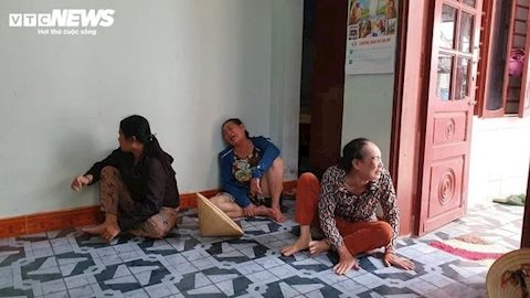 10 ngư dân Quảng Bình mất tích trên biển: Những người vợ trắng đêm chờ chồng về