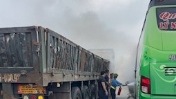 Ô tô khách cháy trên cao tốc Pháp Vân - Cầu Giẽ, hành khách hoảng loạn tháo chạy
