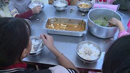 Vụ bữa ăn bán trú bị cắt xén: Khai trừ Đảng Hiệu trưởng trường Tiểu học Hoàng Thu Phố 1