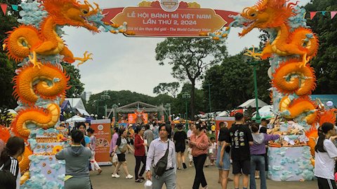 Người dân TPHCM thích thú thưởng thức nhiều món bánh mì nổi tiếng tại Lễ hội bánh mì Việt Nam lần 2