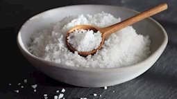 Thêm vài hạt muối vào gạo lúc đang vo có tác dụng gì?