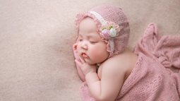 Ngủ sấp giúp trẻ phát triển tốt nhưng có 4 tư thế ngủ này cha mẹ nhất định phải thay đổi cho con mình
