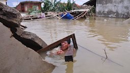 Xót xa hình ảnh những chiến sĩ gồng mình kề bên "khúc ruột" miền Trung vượt qua cơn lũ: "Đồng bào mình ơi cố lên!"