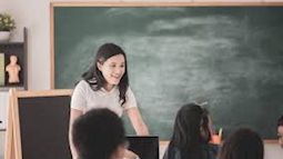 Nghe chuyên gia đề xuất giáo viên làm việc 8 tiếng/ngày ở trường mà tôi tủi thân: Sao nghề này nó quá "bạc"