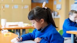Phụ huynh TP.HCM tranh cãi: "Thu nhập 100 triệu/tháng mà cho học quốc tế là đua đòi, thiếu kiến thức quản lý tài chính"