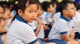 Phụ huynh có con vào lớp 1 đau đầu trước 2 lựa chọn, sợ "sai một li, đi một dặm”, bà mẹ TP.HCM nói: Cực kì lưu ý 5 điều này