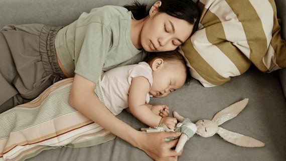 "Con bao nhiêu tuổi thì không nên ngủ cùng mẹ nữa?": Vấn đề tưởng nhỏ nhưng ảnh hưởng đến cả tương lai đứa trẻ