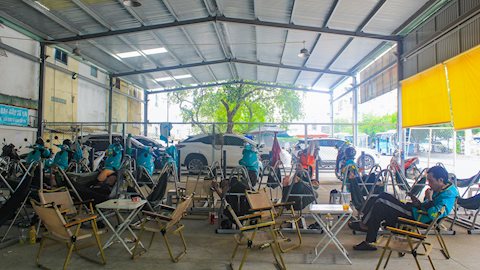 Cà phê võng phiên bản plus: Chỉ 30.000 đồng mà vừa uống nước, vừa sạc xe điện, vừa có chỗ tắm đang gây sốt ở TP.HCM
