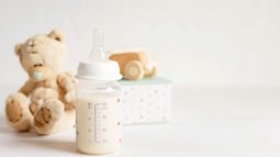 Mách mẹ 3 thành phần sữa cho trẻ sơ sinh tiêu hóa khỏe, không táo bón