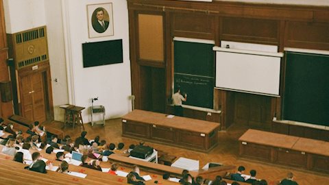 Không phải tiếng Anh, đây là 3 ngôn ngữ AI khuyên nên học ngay nếu muốn kiếm tiền trong 5 năm tới