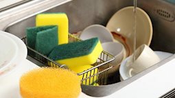 Ngày càng nhiều người mắc ung thư, bác sĩ cảnh báo: Rửa bát theo thói quen này, bạn có đang “nuôi” vi khuẩn trong bếp?