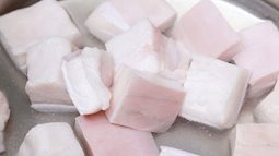 Người phụ nữ 57 tuổi dùng mỡ lợn nấu ăn suốt 3 năm, đi khám sức khoẻ bác sĩ ngạc nhiên hỏi: "Chị đã làm gì?"